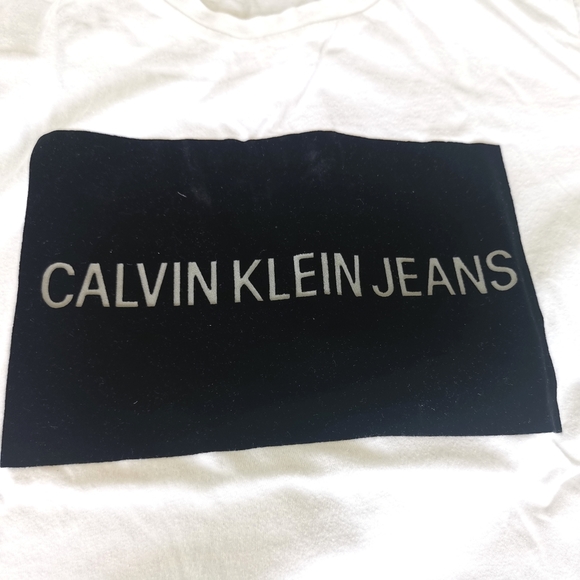 NEW Calvin Klein Velvet Print T-shirt - Picture 2 of 4